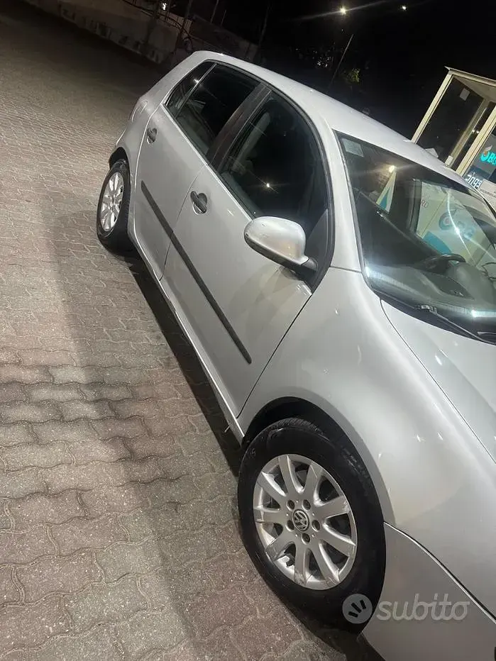 Usata VW Golf V 105 CV (77 kW) 2004 Nero Utilitaria