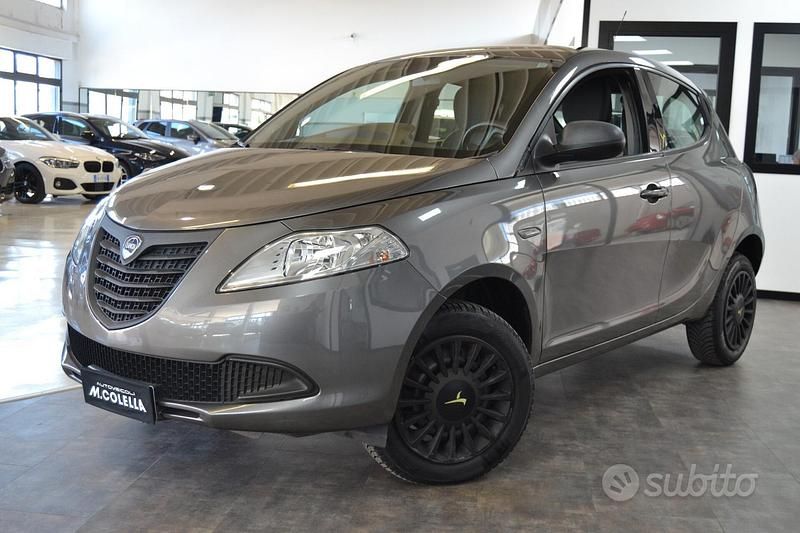 Grigio Usata 2015 Lancia Ypsilon Due volumi | 7790 € (Buon prezzo) - Immagine 1/4