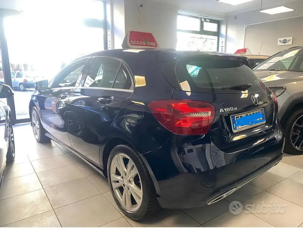 Usata Mercedes A180 109 CV (80 kW) 2016 Blu Utilitaria