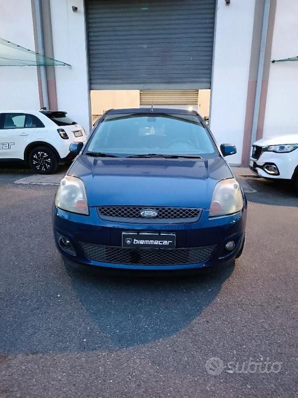 Usata Ford Fiesta Titanium 68 CV (50 kW) 2008 Grigio Berlina