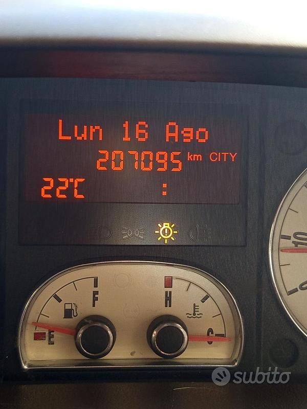 Usata Lancia Musa 90 CV (66 kW) 2006 Marrone Monovolume