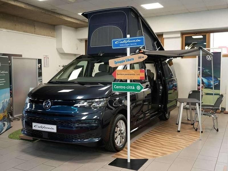 Usata VW California Beach 150 CV (110 kW) 2024 Starlight blue Furgone