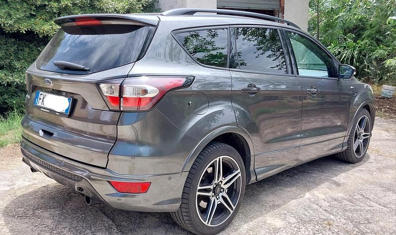 Usata Ford Kuga ST-Line 180 CV (132 kW) 2017 Grigio SUV