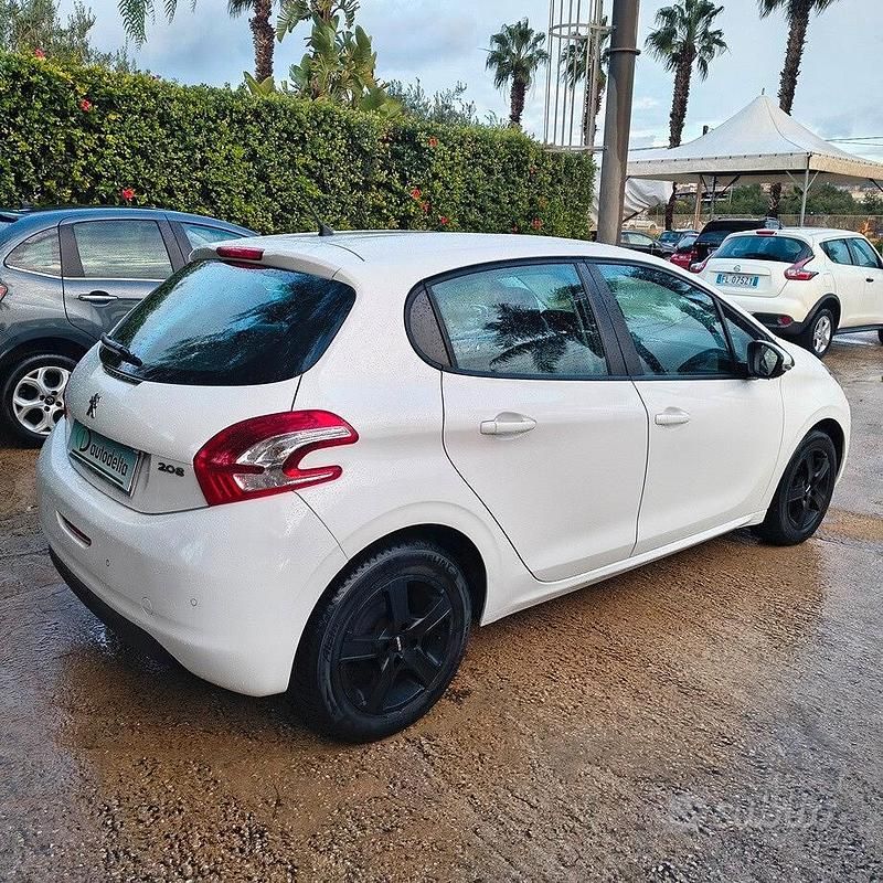 Usata Peugeot 208 Active 68 CV (50 kW) 2015 Bianco Utilitaria