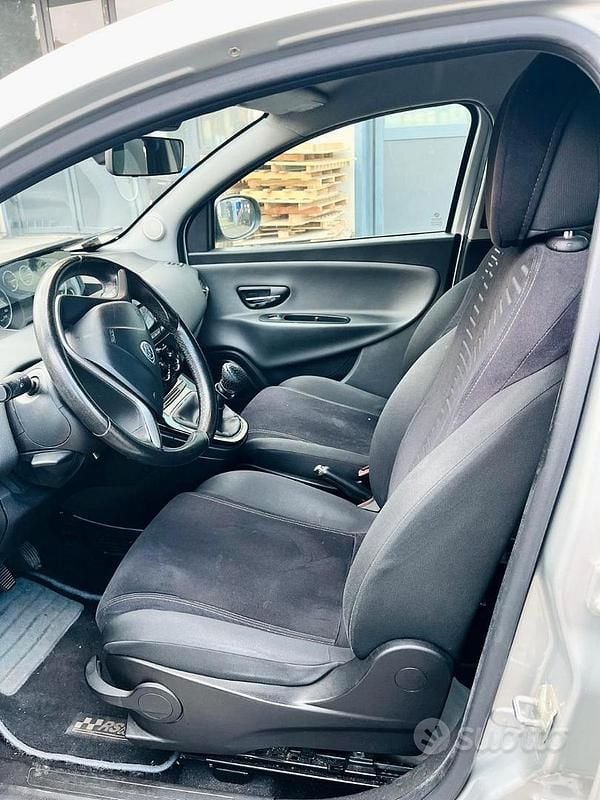 Usata Lancia Ypsilon 69 CV (50 kW) 2012 Grigio Utilitaria