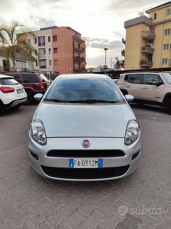 Usata Fiat Punto 85 CV (62 kW) 2015 Grigio Utilitaria