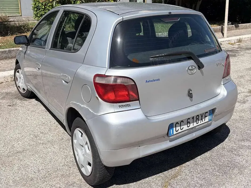 Usata Toyota Yaris 68 CV (50 kW) 2003 Argento Berlina