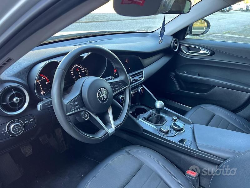 Grigio Usata 2017 Alfa Romeo Giulia Tre volumi | 16.000 € (Super prezzo) - Immagine 1/4