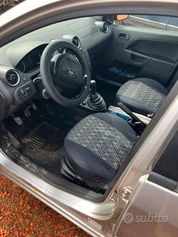 Usata Ford Fiesta 75 CV (55 kW) 2005 Grigio Utilitaria