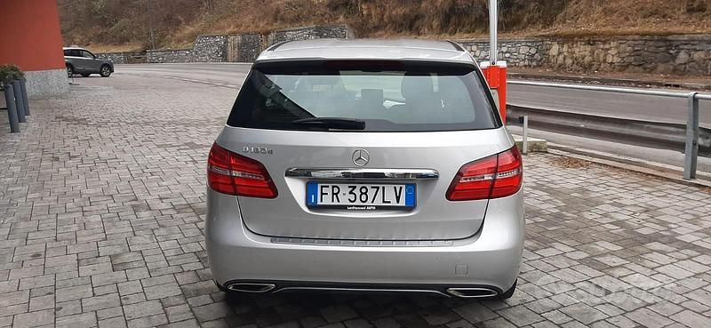 Usata Mercedes B180 109 CV (80 kW) 2018 Grigio Monovolume