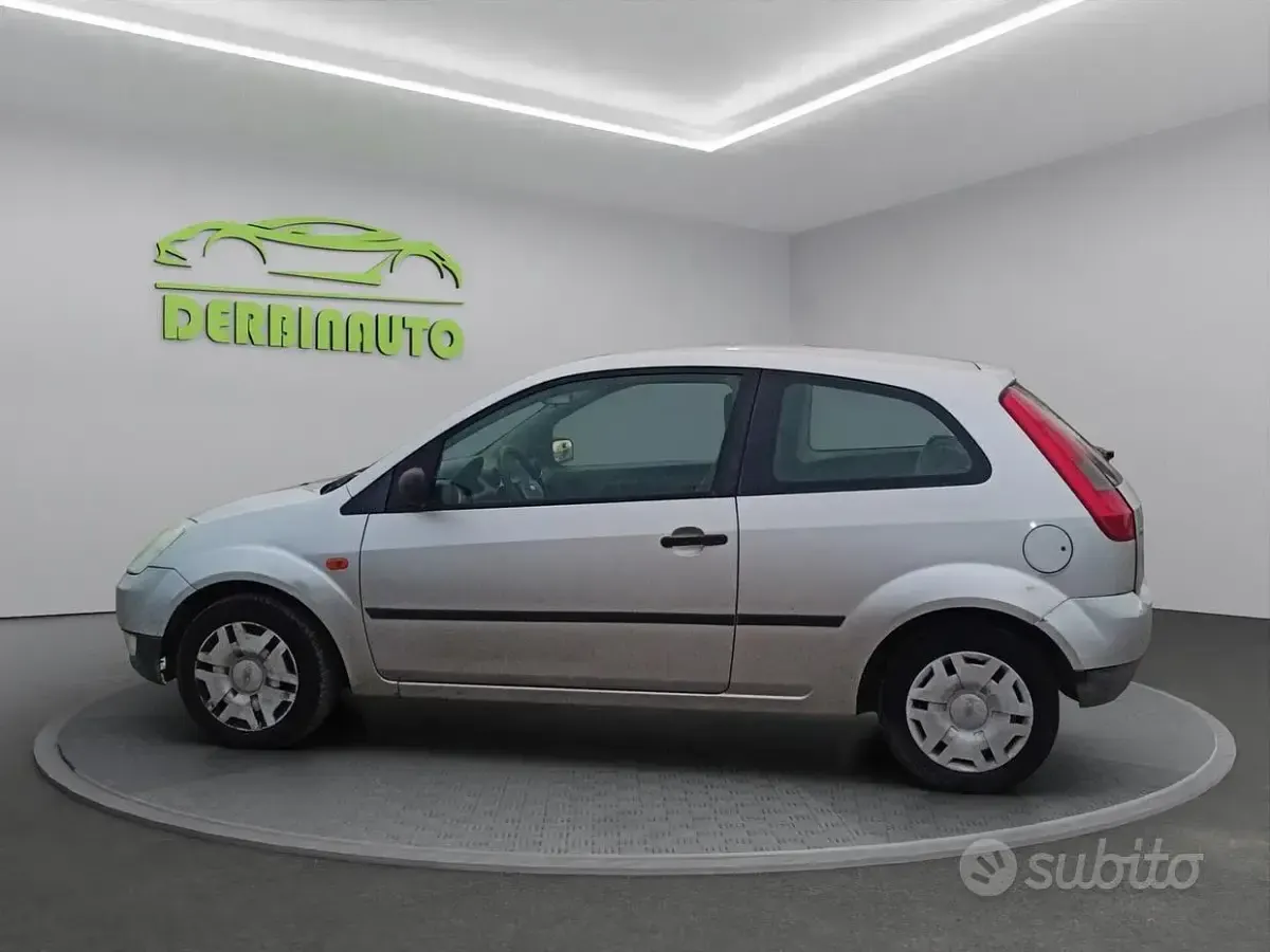Usata Ford Fiesta Ghia 68 CV (50 kW) 2004 Grigio Utilitaria