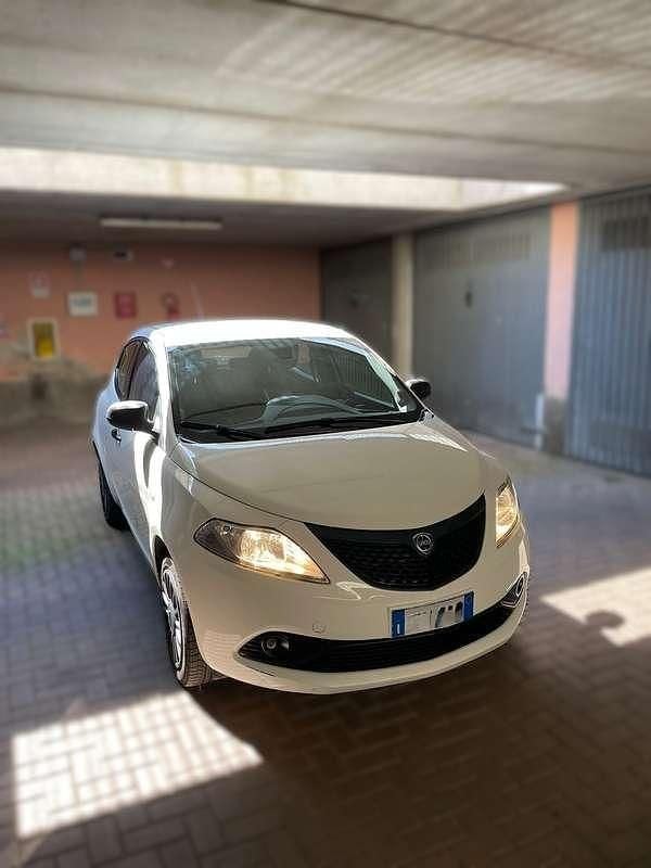 Usata Lancia Ypsilon S 69 CV (50 kW) 2019 Bianco Utilitaria
