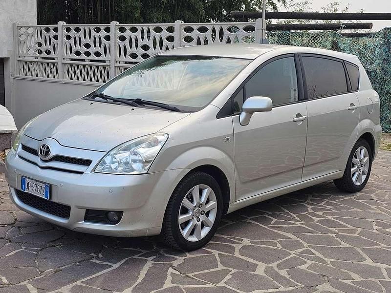 Begagnad Toyota Corolla Verso 129 HK (94 kW) 2007 Silver Minibuss