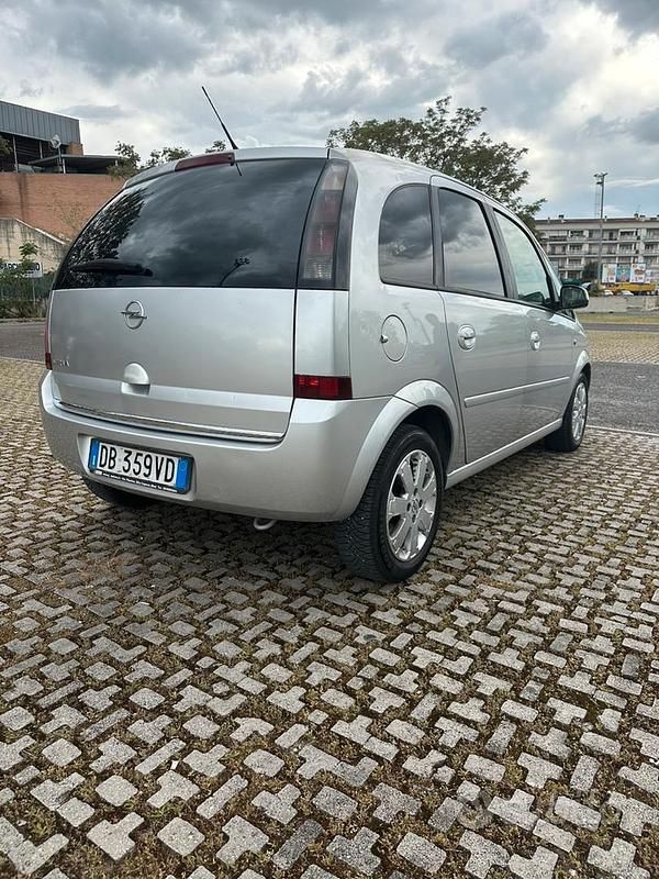 Usata Opel Meriva Cosmo 90 CV (66 kW) 2007 Grigio Monovolume