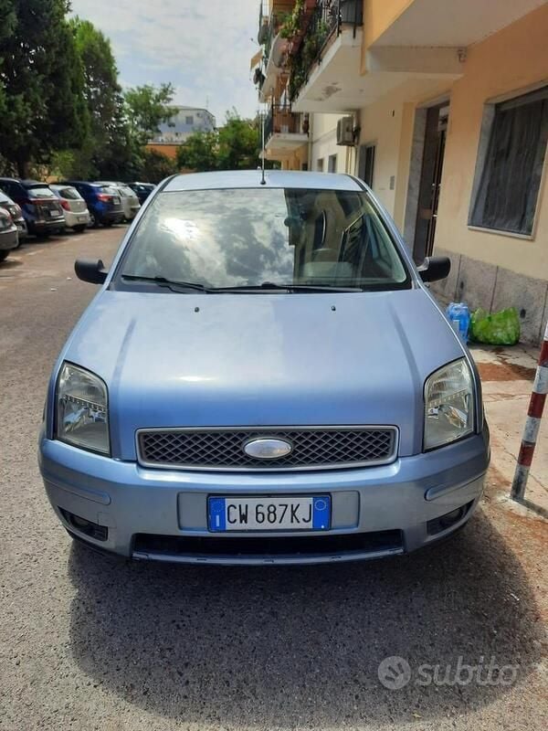Usata Ford Fusion 101 CV (74 kW) 2005 Blu Berlina