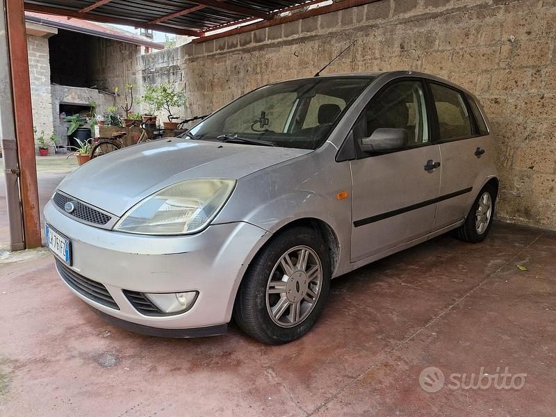 Usata Ford Fiesta Zetec 68 CV (50 kW) 2004 Grigio Utilitaria
