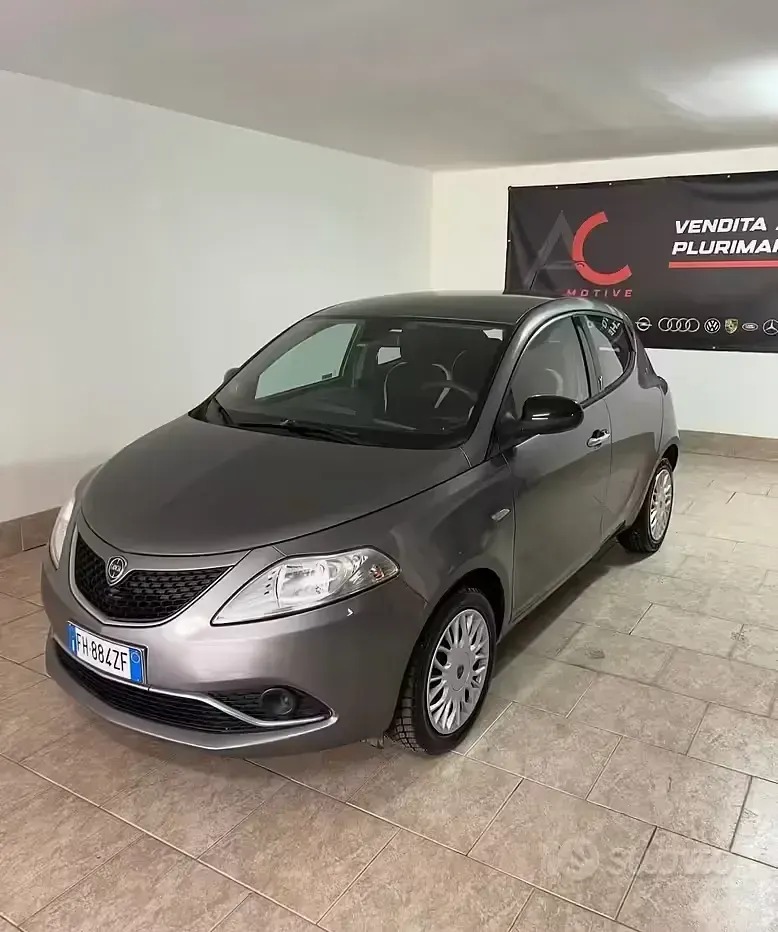 Usado Lancia Ypsilon S 95 HP (69 kW) 2017 Cinzento Citadino