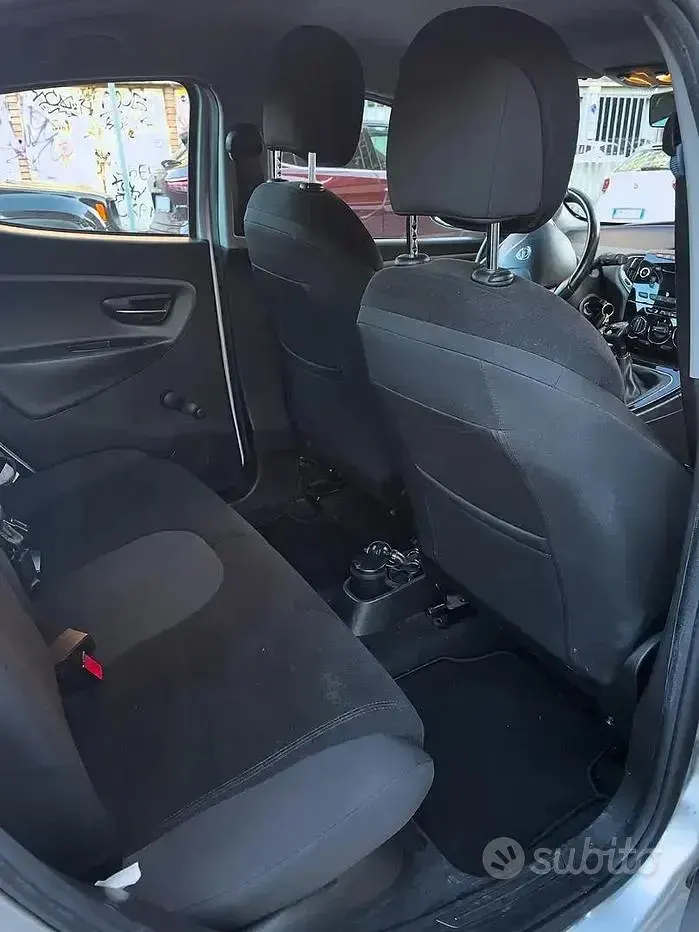 Usata Lancia Ypsilon Silver 69 CV (50 kW) 2015 Grigio Utilitaria