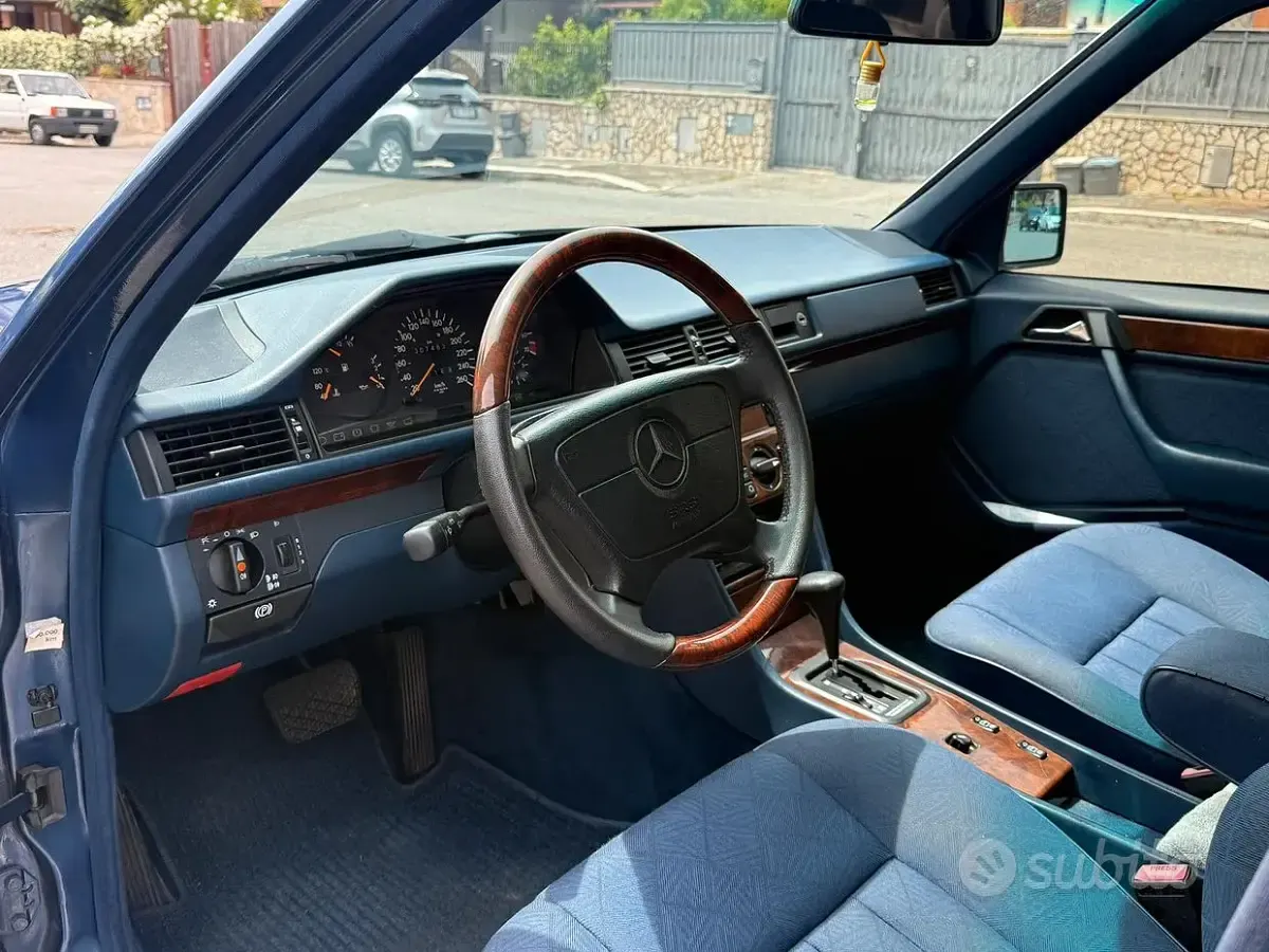Usata Mercedes E320 220 CV (161 kW) 1994 Blu Berlina