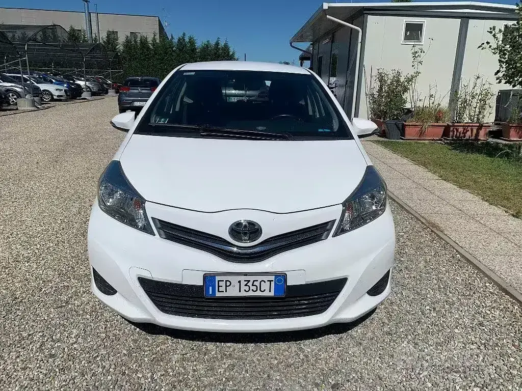 Usata Toyota Yaris Active 69 CV (50 kW) 2013 Bianco Utilitaria