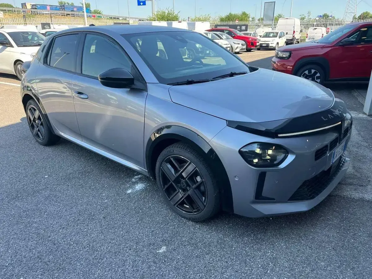 Usata Lancia Ypsilon 110 CV (80 kW) 2024 Argento Utilitaria