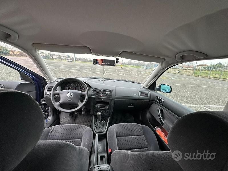 Usata VW Golf IV Highline 101 CV (74 kW) 2000 Blu Berlina