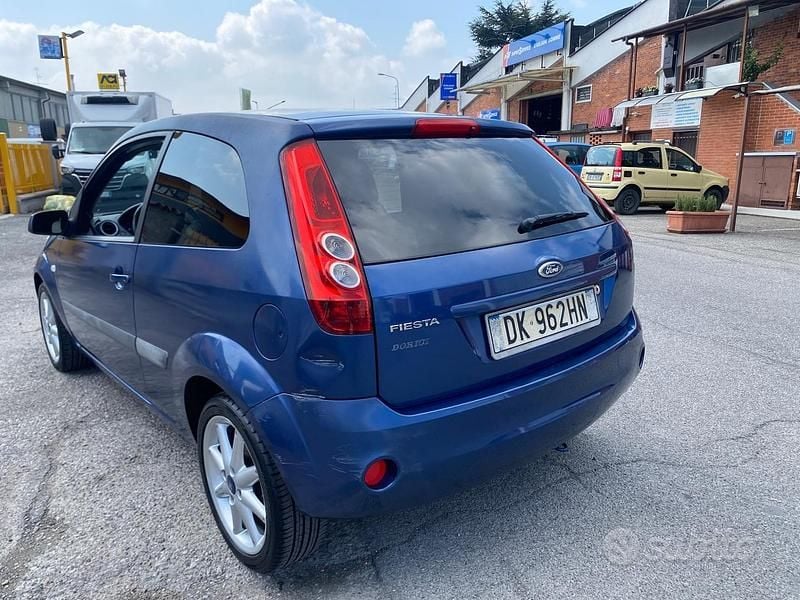 Usata Ford Fiesta Titanium 75 CV (55 kW) 2007 Blu Utilitaria