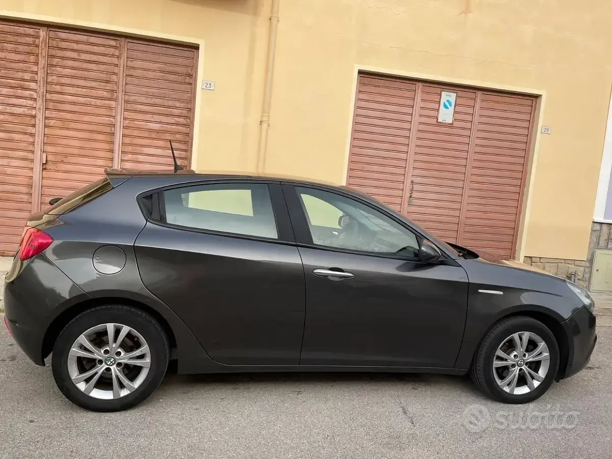Usata Alfa Romeo Giulietta 105 CV (77 kW) 2013 Grigio Utilitaria