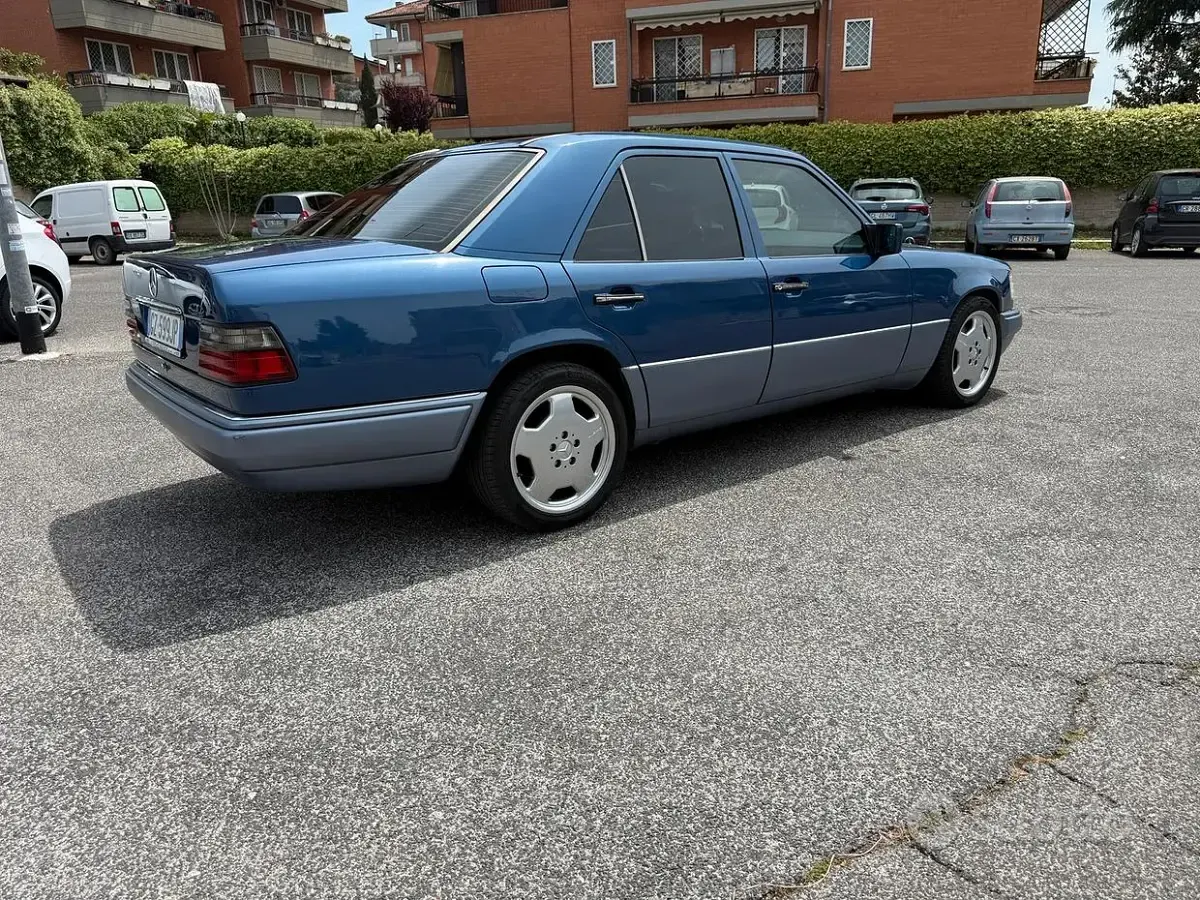 Usata Mercedes E320 220 CV (161 kW) 1994 Blu Berlina