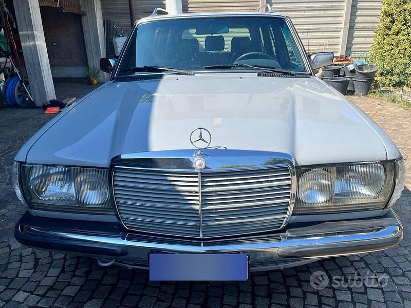 Begagnad Mercedes 200 109 HK (80 kW) 1984 Grå Kombi
