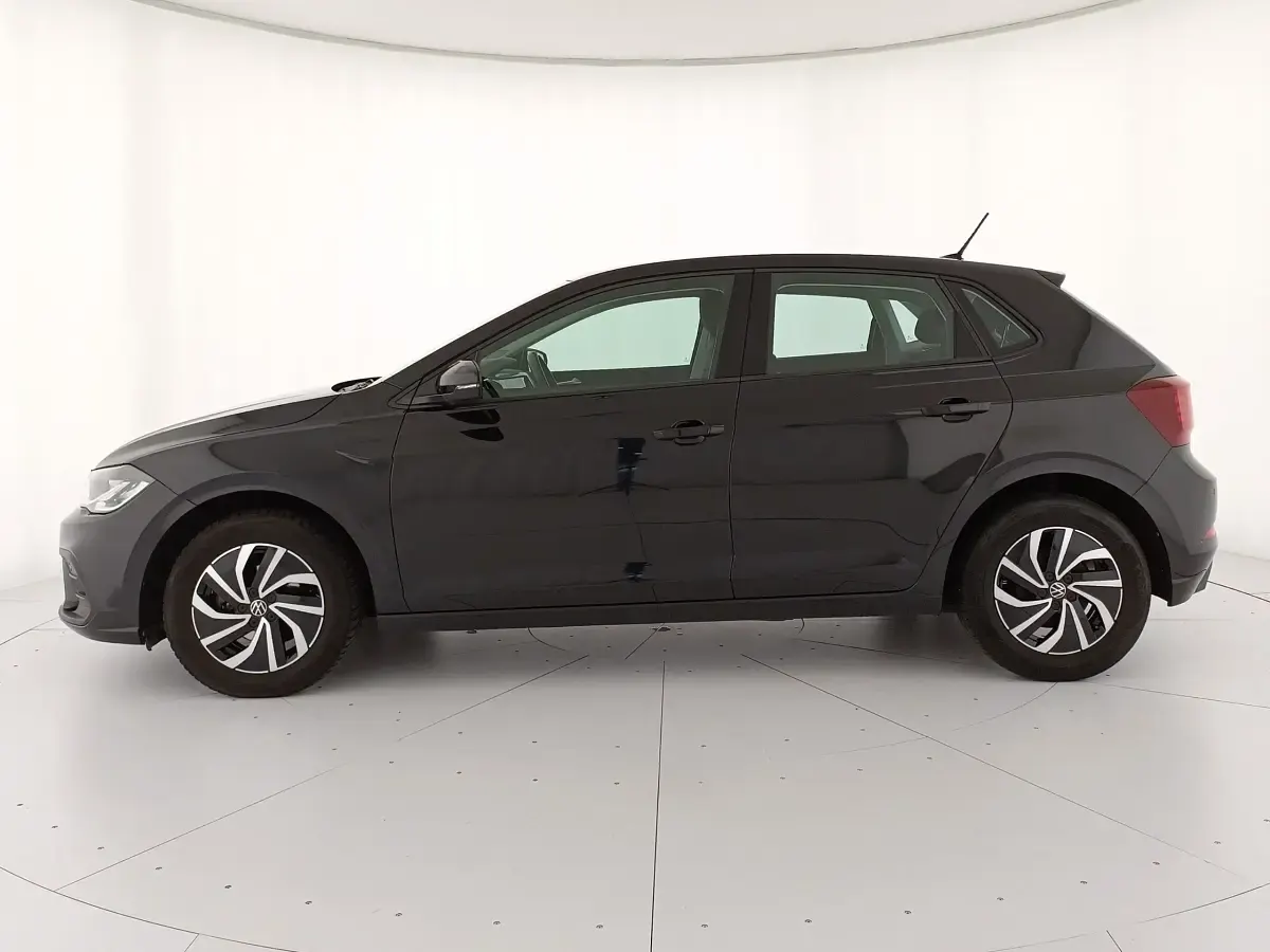 Usata VW Polo Life 95 CV (69 kW) 2023 Deep black perlato Utilitaria