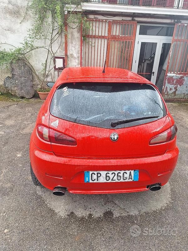 Usata Alfa Romeo 147 140 CV (102 kW) 2004 Rosso Utilitaria