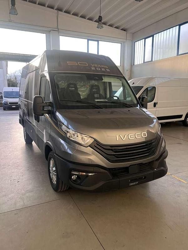 Nuova Iveco Daily 136 CV (100 kW) 2026 Grigio ulm metallizzato Furgone