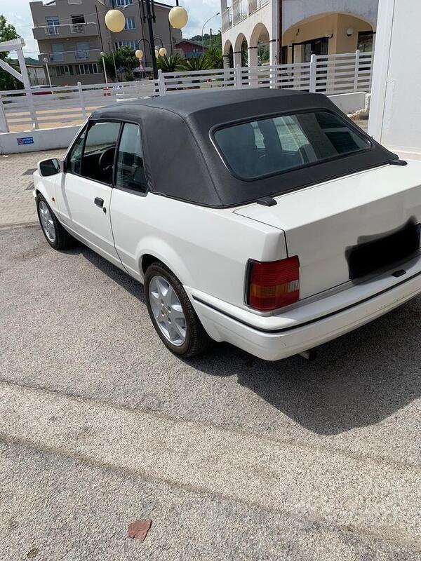 Usato 1990 Ford Escort Cabriolet 1.6 Benzin 105 CV (10.000 €)