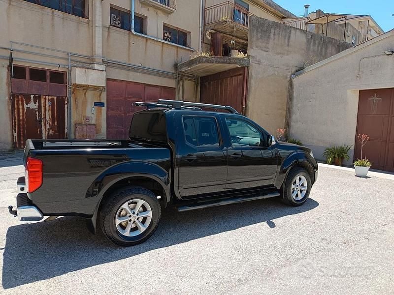 Second-hand Nissan Navara 190 CP (139 kW) 2012 Negru Pickup