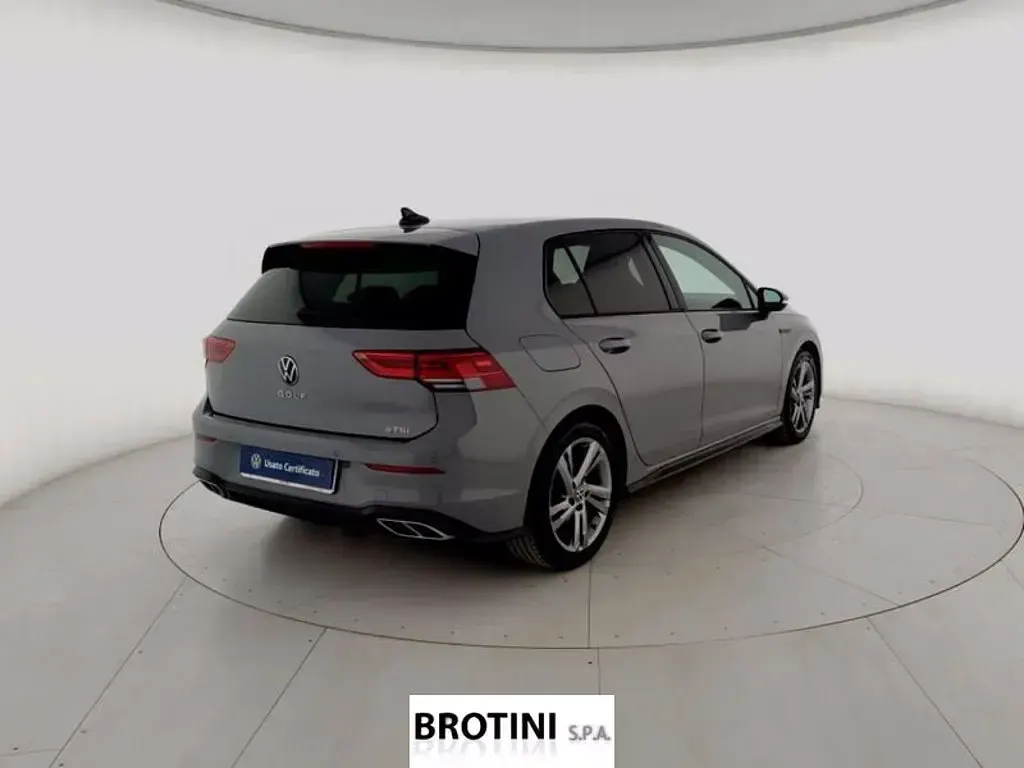 Usata VW Golf VIII R-line 150 CV (110 kW) 2023 Grigio metallizzato Berlina
