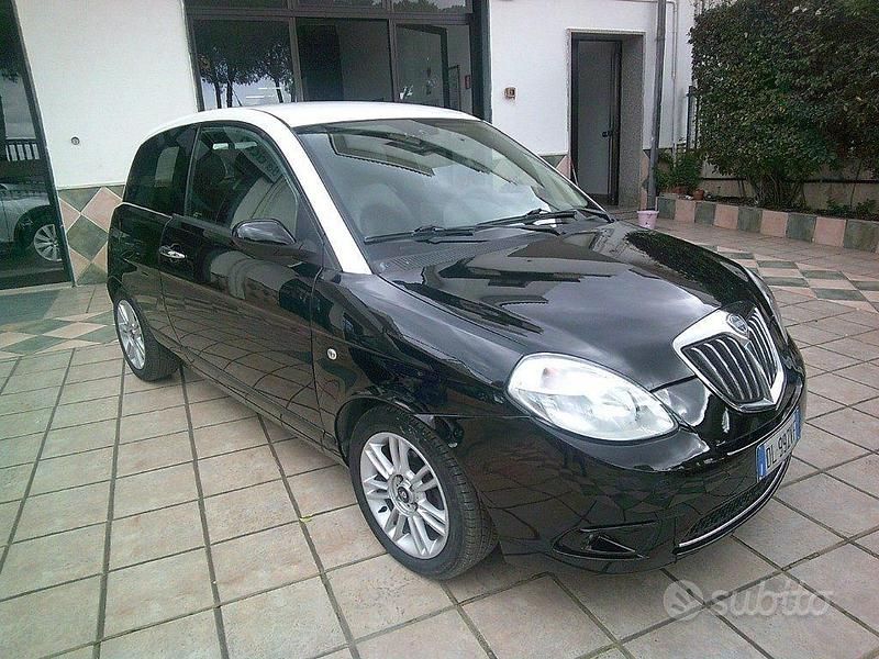 Usata Lancia Ypsilon 105 CV (77 kW) 2008 Nero Utilitaria