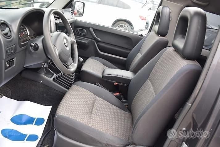 Usata Suzuki Jimny 85 CV (62 kW) 2011 Grigio SUV