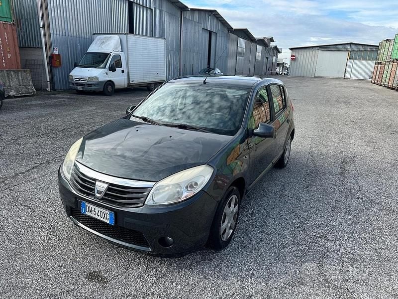 Usata Dacia Sandero Lauréate 72 CV (52 kW) 2010 Grigio Berlina