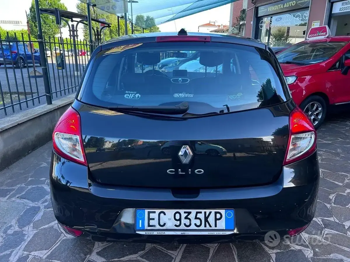Usata Renault Clio II Luxe 75 CV (55 kW) 2010 Nero Berlina