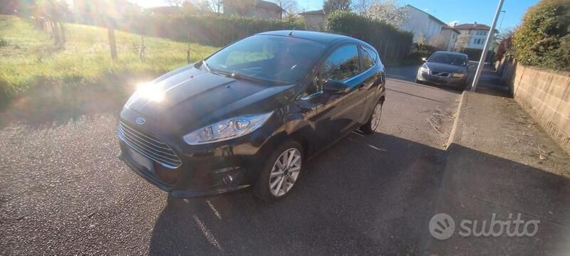 Nero Usata 2016 Ford Fiesta Due volumi | 8500 € (Buon prezzo) - Immagine 1/4