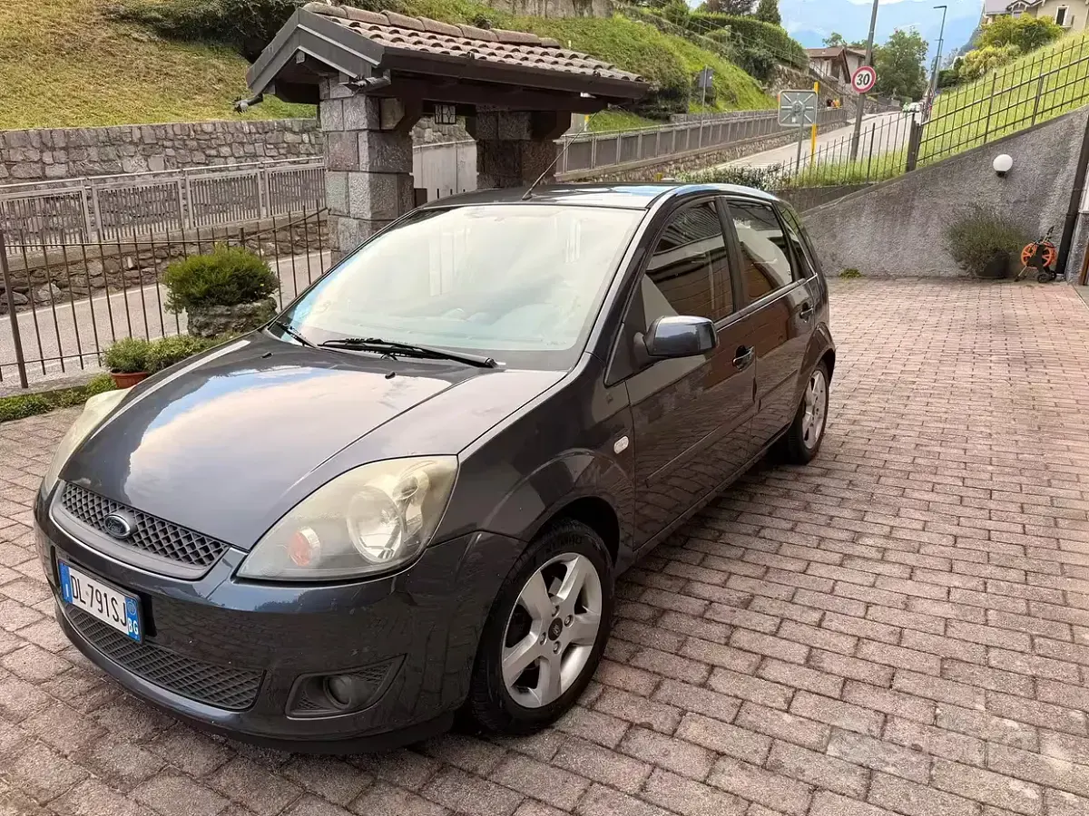 Usata Ford Fiesta 68 CV (50 kW) 2007 Nero Utilitaria