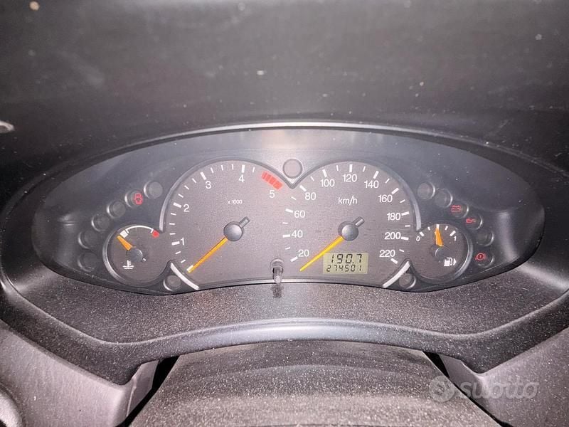 Begagnad Ford Focus 100 HK (73 kW) 2003 Grå Sedan