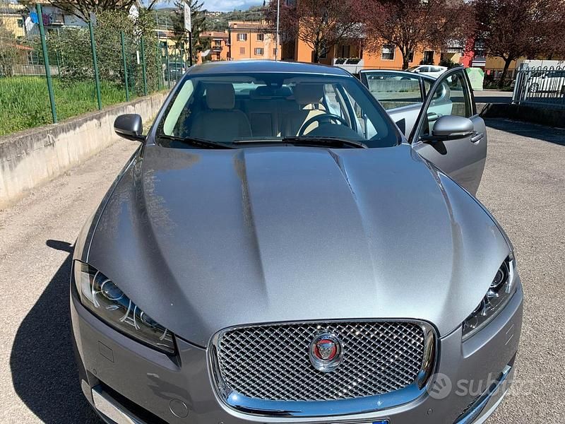 Usata Jaguar XF 200 CV (147 kW) 2014 Grigio Berlina