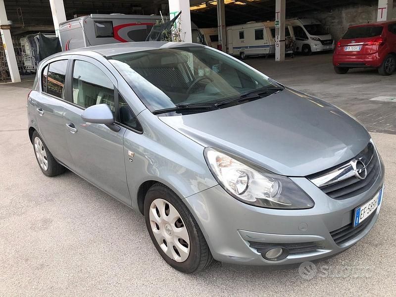 Usata Opel Corsa Cosmo 90 CV (66 kW) 2010 Argento Berlina