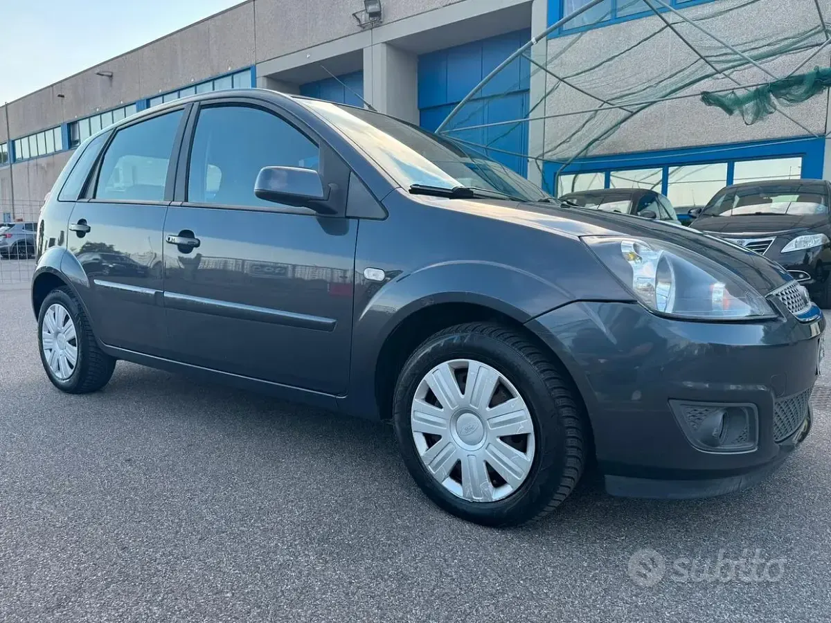 Usata Ford Fiesta Ghia 75 CV (55 kW) 2008 Bluazzurro Utilitaria