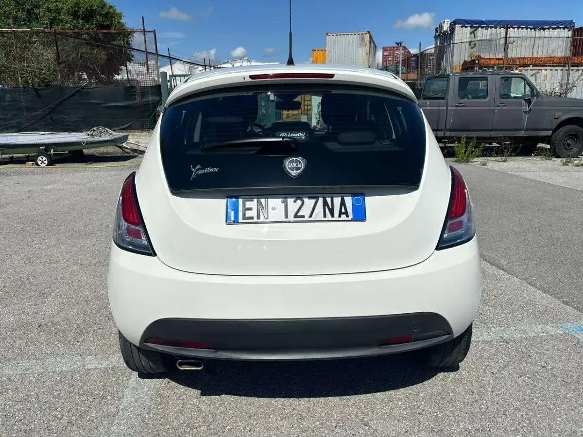 Begagnad Lancia Ypsilon Platinum 69 HK (50 kW) 2012 Vit Halvkombi