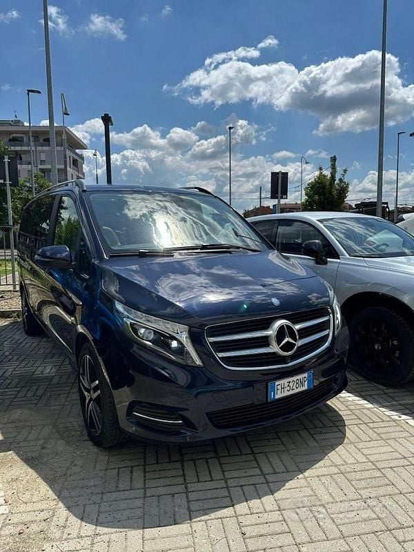 Usata Mercedes V250 Exclusive 190 CV (139 kW) 2017 Blu metallizzato Monovolume
