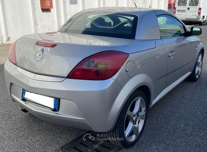 Usata Opel Tigra Sport 90 CV (66 kW) 2007 Argento metallizzato Cabrio