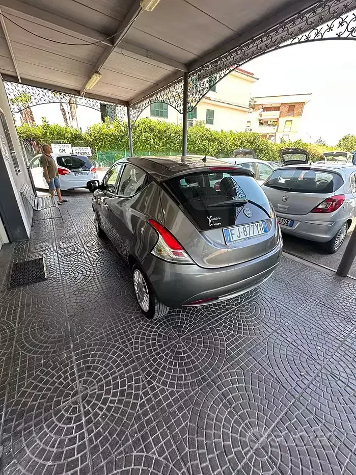 Usata Lancia Ypsilon Silver 69 CV (50 kW) 2017 Grigio Utilitaria